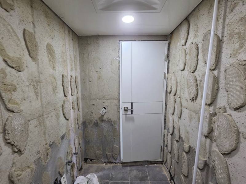 야당동 빌딩·상가건물 계단 디딤판 파손 교체 및 1층 로비 바닥타일 수리