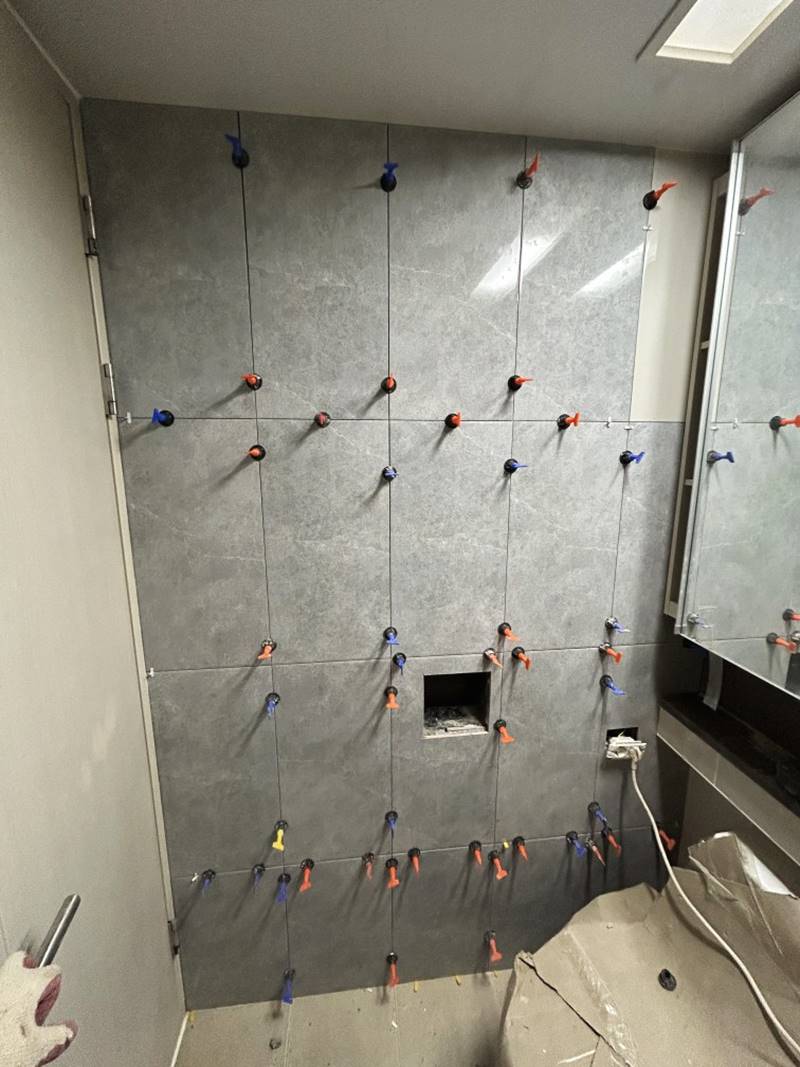 덕이동 일산아이파크1단지 현관 바닥 600각 포세린·테라조 타일 덧방 및 방화문 단차 마감