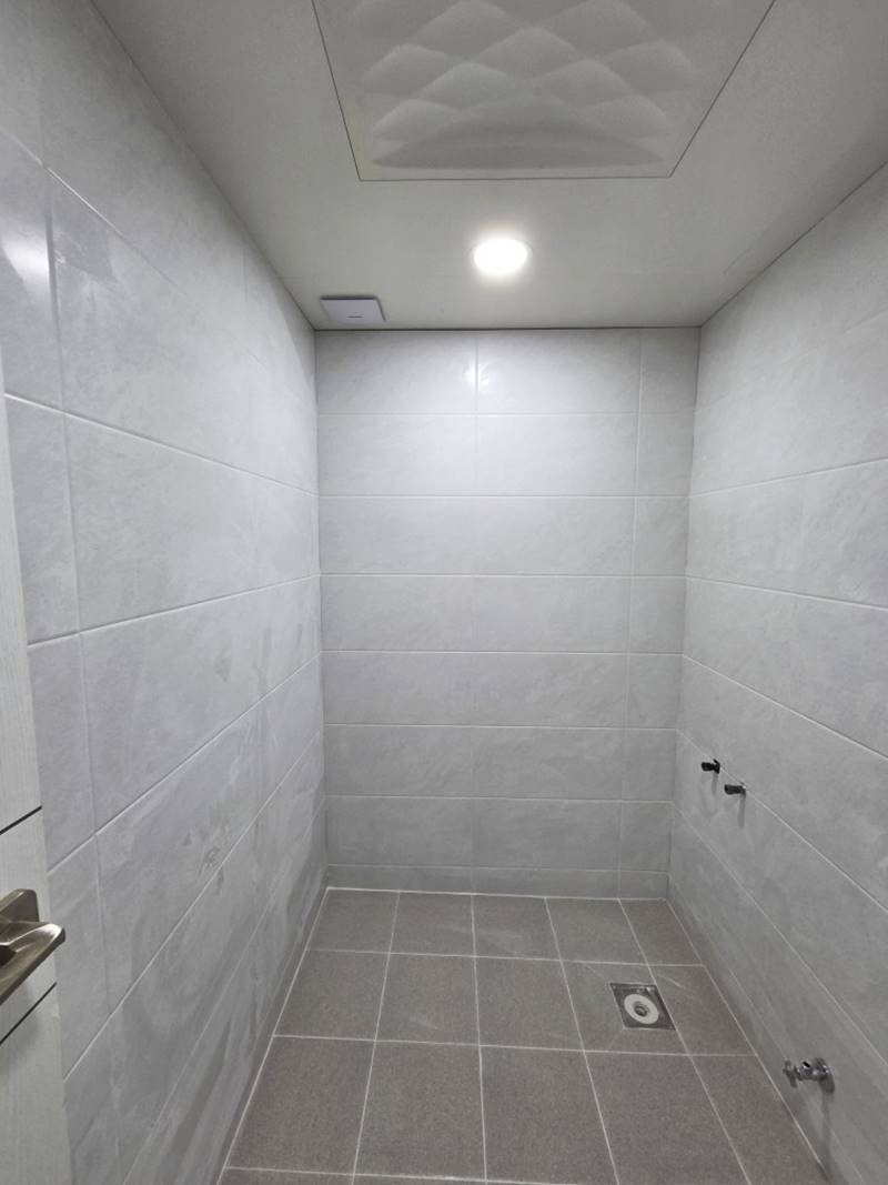 일산 빌딩·상가건물 계단 디딤판 파손 교체 및 1층 로비 바닥타일 수리